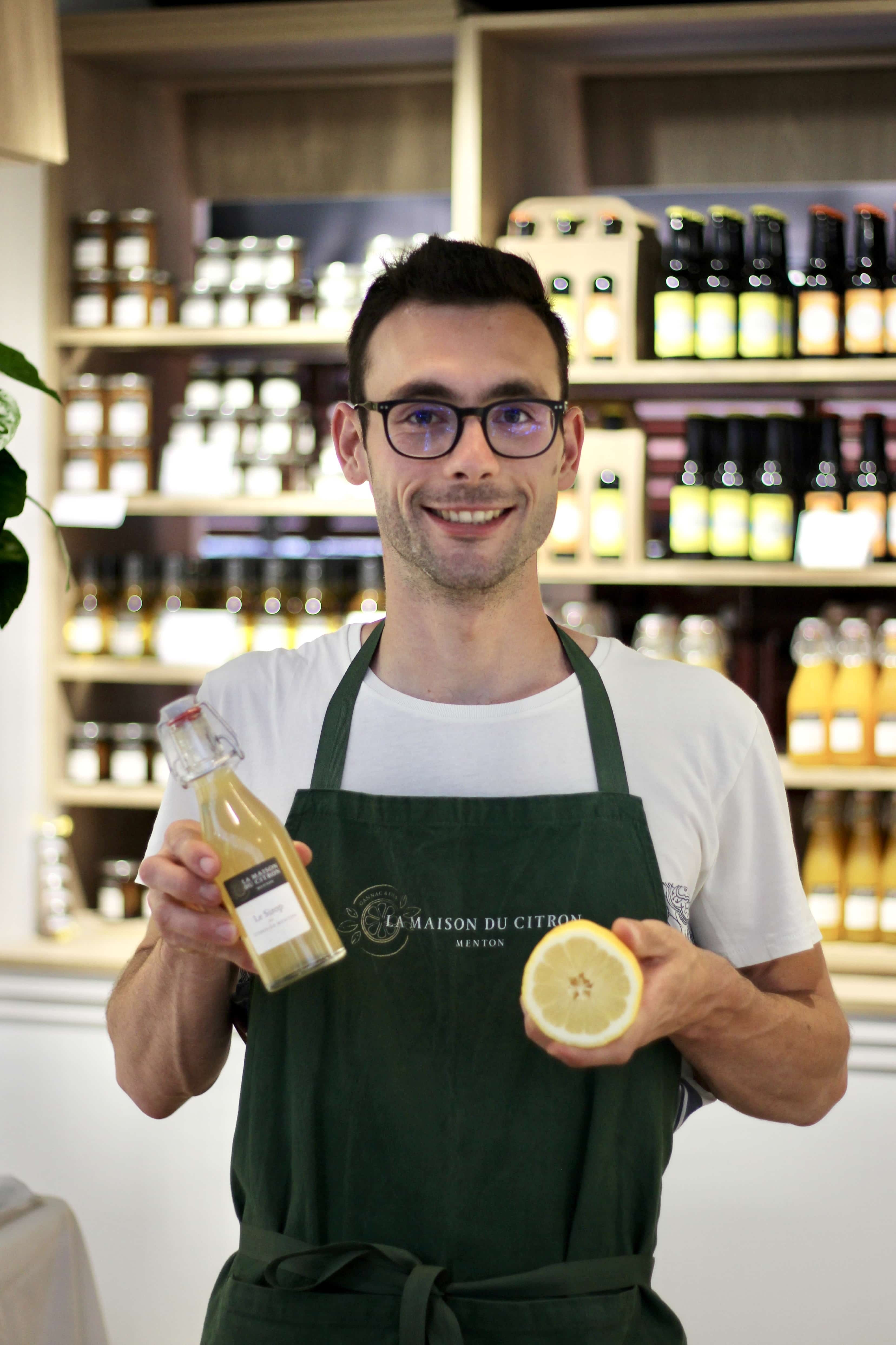 Adrien dans la boutique à Nice